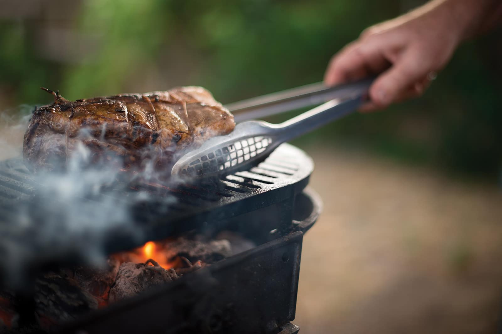 Grillen eines Hirschfilets auf einem Hibachi