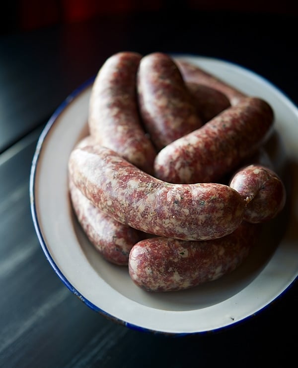 Süße italienische Wurst auf einem Tablett