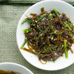 Closeup of a bowl of Japanese seaweed salad