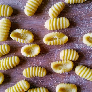 Malloreddus-pasta laudalla.