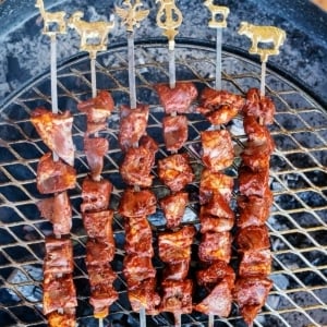 Skewers of anticuchos on the grill