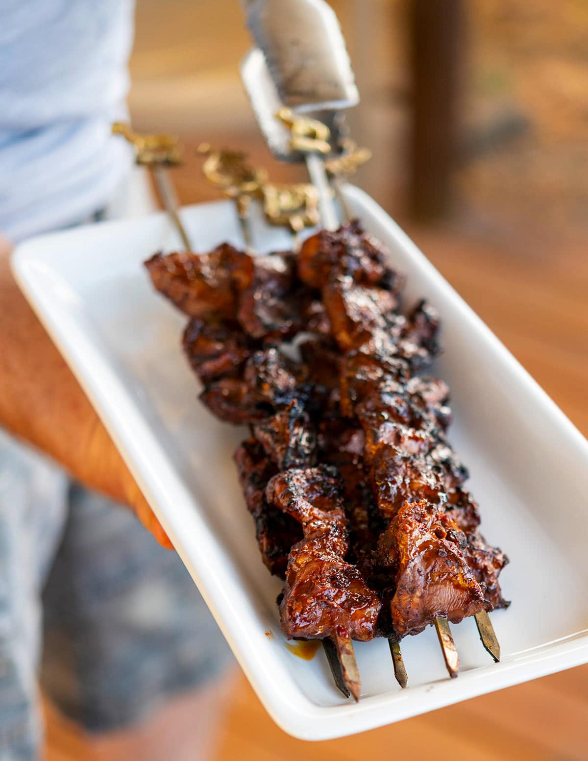 A platter of anticuchos de corazon