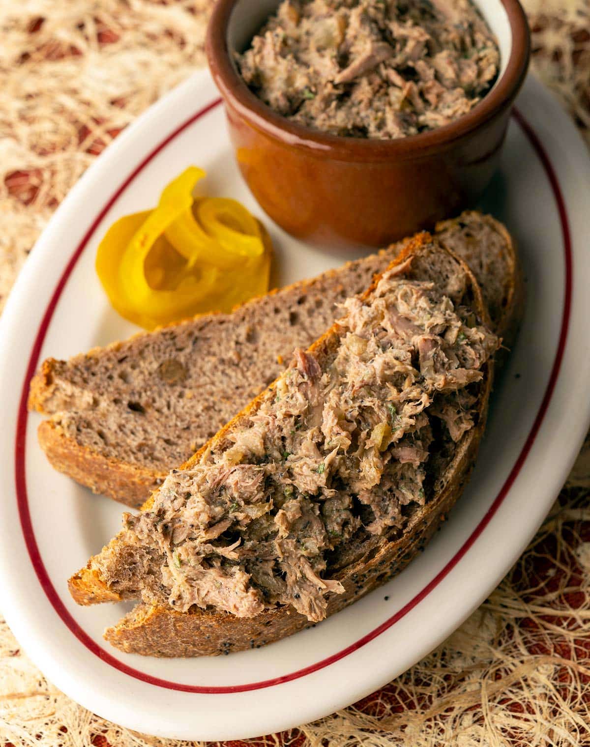 Rillettes untados sobre pan crujiente en un plato