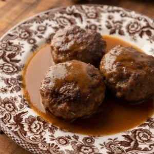 Closeup of a plate of Norwegian meatballs