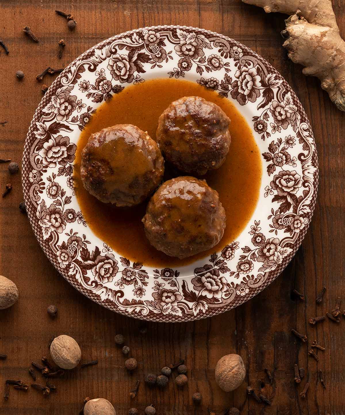 A plate of Norwegian meatballs with gravy
