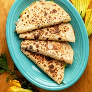 Quesadillas de flor de calabaza on a plate