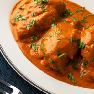 Mexican chicken with walnut sauce on a platter