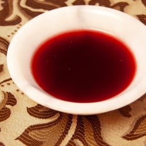 A bowl of fig syrup.