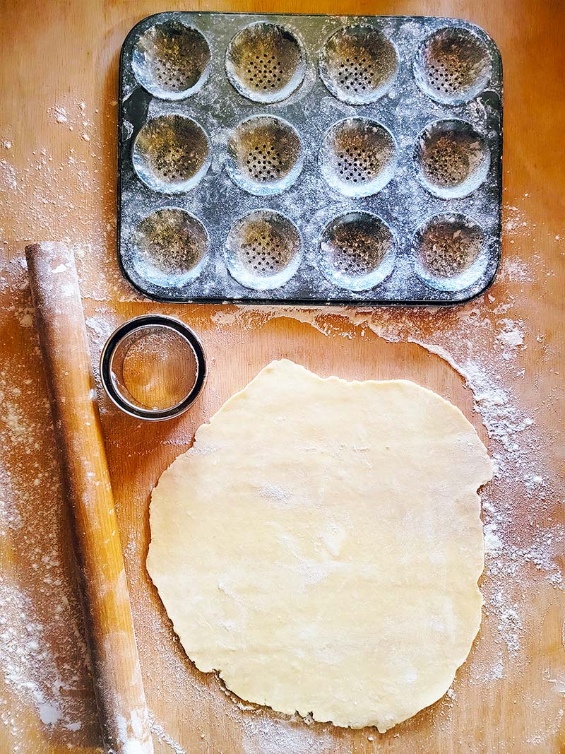 Set up for mincemeat pies: Pie tin, greased and floured, rolling pin, dough and circle cutters. 