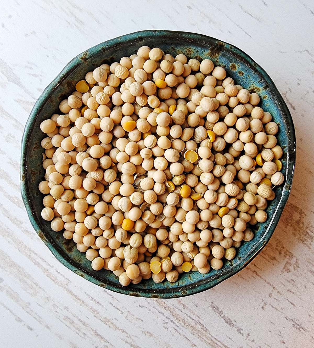 A bowl of dried yellow peas. 